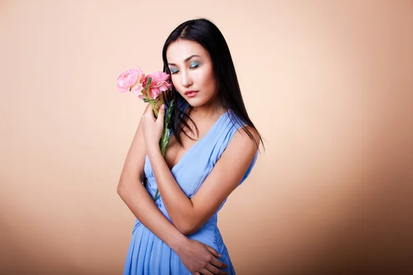 Ritratto di giovane donna asiatica con il fiore rosa — Foto Stock